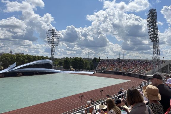 Da das Stadion nur durch drei Zuschauerarenen begrenzt ist, ergibt sich für die Tanzshow ein "Bühnenblick"  