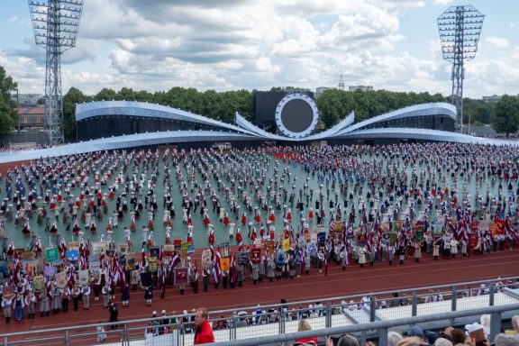 Das Fest beginnt mit einer sehr feierlichen Eröffnung mit der Präsentation der Fahnen der teilnehmenden Chöre 