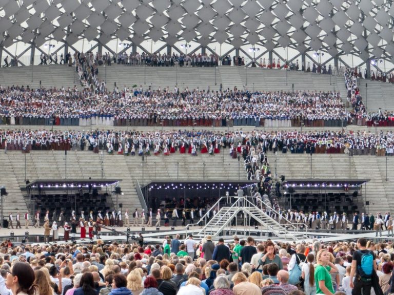 Begleitet wurde der Einmarsch von alter Volksmusik, gespielt wurde mit traditionellen Instrumenten