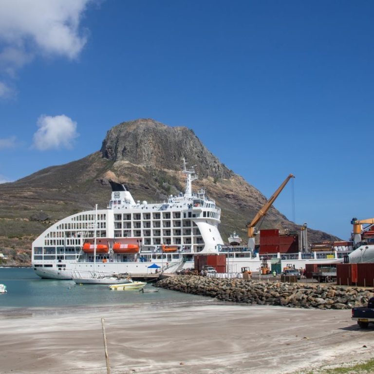 Aranui 5 Am Kai auf Ua Pou in den Marquesas Inseln